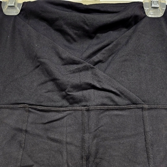 Isabel Maternity by Ingrid & Isabel classic black comfort capri size Medium - Picture 3 of 5